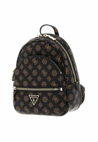 Schwarzer Kunstleder-Rucksack mit braunem Logo-Muster, zwei Reißverschlusstaschen, einer Vordertasche und einem auffälligen dreieckigen Markensymbol.