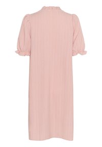 Robe rose longueur genou avec de courtes manches bouffantes, un col froncé et une texture à rayures verticales. Design simple et droit sans fermetures visibles.