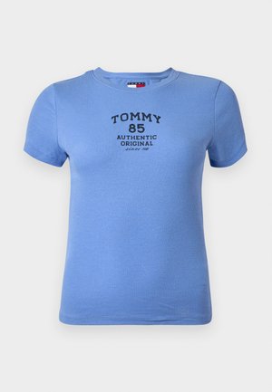 Tricou albastru cu dungi, cu mâneci scurte, gât rotund și imprimare grafică neagră în centru cu textul "TOMMY 85 AUTHENTIC ORIGINAL".
