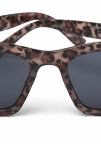 Slnko-ochranné okuliare s leopardím vzorom, s ostrými rámami, lesklým plastovým materiálom, tmavými šošovkami a hladkým povrchom. Straničky majú jemný ohyb.