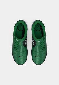 Zöld sneaker, steppelt bőr felsőrésszel, fekete akcentusokkal, ovális fűzősorral és fekete talppal. Swoosh logóval és párnázott bokarésszel rendelkezik.