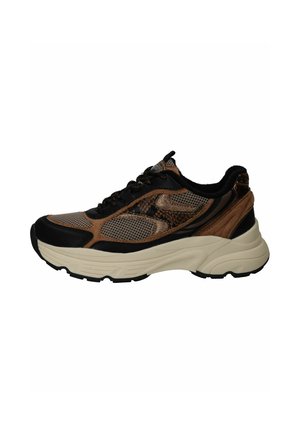 Stevige sneaker met zwarte, bruine en beige mesh- en suède bovenkant, dikke beige zool en zwarte buitenzool, vanaf de zijkant getoond tegen een witte achtergrond.