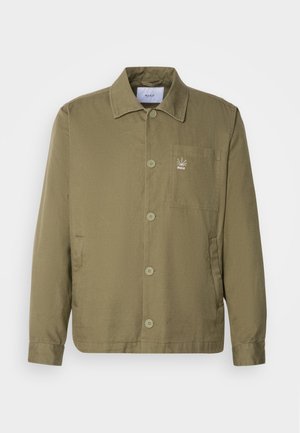 Olivovo zelená bunda z ľahkej, hladkej tkaniny. Obsahuje golier, zapínanie na gombíky, náprsné vrecko a malé logo na hrudi.