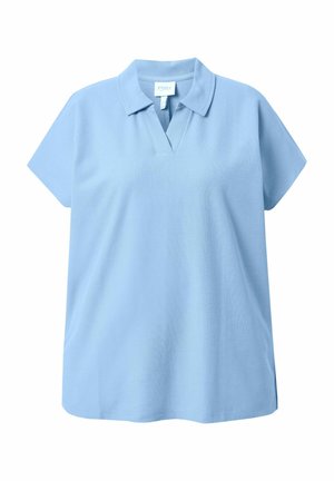 Polo bleu clair à manches courtes avec col en V, en tissu doux, présenté sur fond blanc.