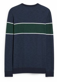 Mörkblå stickad tröja med en strukturerad mönster, utrustad med ett grönt och vitt horisontellt rand i mitten, ribbad manschetter och nederkant.