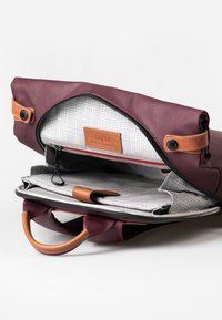 Borsa in pelle bordeaux con un accento in pelle marrone e un interno a motivo a griglia. Presenta una chiusura con zip e una maniglia; design spazioso per l'organizzazione.