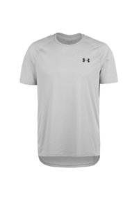 Harmaa lyhythihainen urheilupaita, jossa on pyöreä kaula-aukko, valmistettu kevyestä materiaalista, ja jossa on musta logo vasemmassa rinnassa.