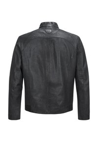 Schwarze Lederjacke mit geradem Design, sichtbaren Nähten, hohem Kragen und einem Rückenschild. Glatte Textur mit matter Oberfläche.