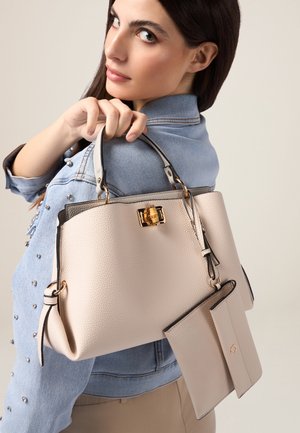 Borsa a mano in pelle beige chiaro con finitura testurizzata, hardware con chiusura dorata, dettagli grigi e una portafoglio abbinato staccabile.