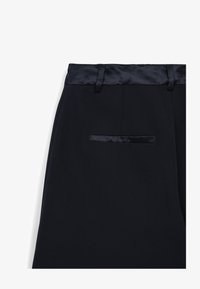 Selezionato, ultrablack