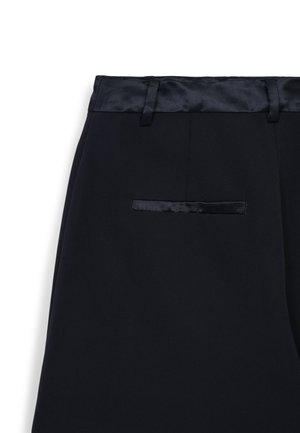 Pantaloni neri con vita in raso, tasche laterali e posteriori, dal tessuto liscio e dalla finitura sartoriale.