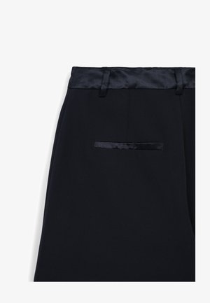 Pantaloni neri con vita in raso, tasche laterali e posteriori, dal tessuto liscio e dalla finitura sartoriale.