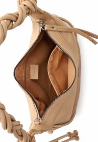 Brūnas tonāla ādas rokassomiņa ar bizēta siksniņu, aprīkota ar rāvējslēdzēja aizdari un divām iekšējām nodalījumiem, oderēta ar gaišāku audumu.