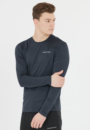 Langarm-Sportshirt aus dunkelblauem Stoff mit einer glatten Textur, mit dem "ENDURANCE"-Logo in Weiß auf der Brust.