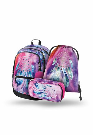 Set di zaini composto da uno zaino grande, una sacca con cordino e un astuccio. Design colorato con illustrazioni di dreamcatcher e piume. Toni viola e rosa.