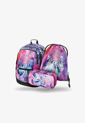 Set di zaini composto da uno zaino grande, una sacca con cordino e un astuccio. Design colorato con illustrazioni di dreamcatcher e piume. Toni viola e rosa.