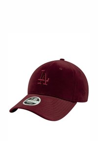 Cappellino da baseball bordeaux con logo LA ricamato, corona arrotondata e visiera curva. Presenta un adesivo con la taglia sulla parte inferiore della visiera.