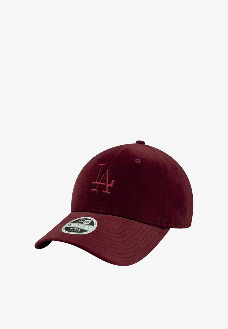 Cappellino da baseball bordeaux con logo LA ricamato, corona arrotondata e visiera curva. Presenta un adesivo con la taglia sulla parte inferiore della visiera.