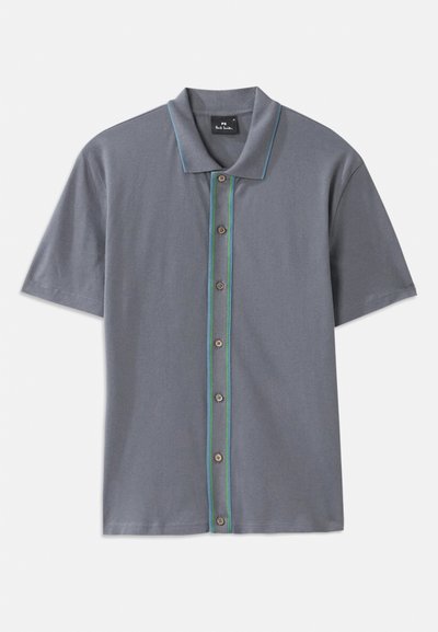 Grå kortärmad polo med en kontrasterande blå och grön rand längs knäppningen och fem bruna knappar. Mjuk tygkvalitet.