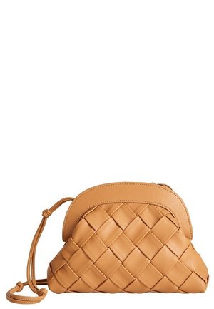 Bolso bandolera de cuero color canela con panel frontal tejido, borde superior redondeado y correa ajustable con nudos en cada extremo.