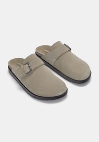 PULL&BEAR WITH BUCKLE - Papucsszandálok - beige