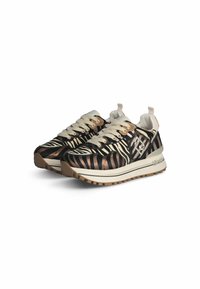 Las zapatillas presentan un patrón de rayas de cebra en negro y bronce, parte superior de tela, cordones crema y una suela de goma gruesa y texturizada.