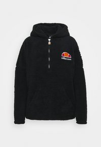 Sudadera con capucha de forro polar negro, con media cremallera, bolsillo frontal y un logo bordado multicolor en el lado izquierdo del pecho. Textura suave.
