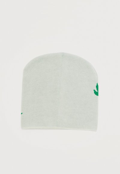 Γκρι ανοιχτό πλεκτό σκουφί με διακριτική κάθετη ραφή και μικρά μερικά πράσινα σχέδια φύλλων στα πλαϊνά, απλωμένο επίπεδα σε λευκό φόντο.