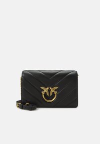 Borsa a mano in pelle nera con motivo a zigzag, accessori in tonalità oro e due dettagli a forma di uccello, e tracolla rimovibile.
