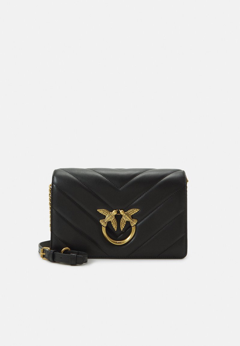 Borsa a mano in pelle nera con motivo a zigzag, accessori in tonalità oro e due dettagli a forma di uccello, e tracolla rimovibile.