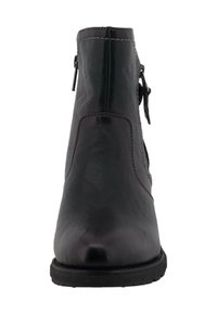 Botín negro de cuero hasta el tobillo con un acabado liso, cremallera lateral y correa decorativa. Suela de goma baja y diseño de punta redonda.