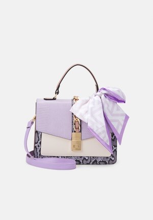 Borsa strutturata con parte superiore in texture lavanda, base crema e dettagli con stampa serpente, completata da una sciarpa con motivo geometrico.