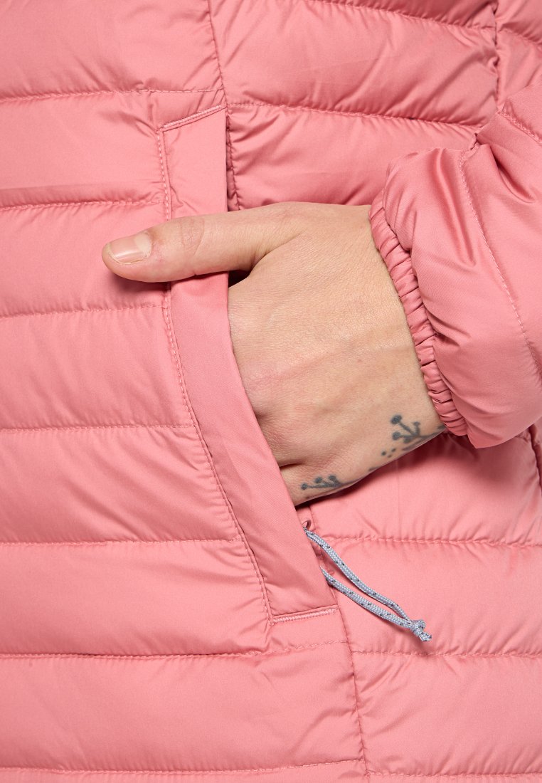 Giacca imbottita rosa chiaro con texture trapuntata. Presenta una tasca laterale e un polsino arricciato con regolazione a coulisse.