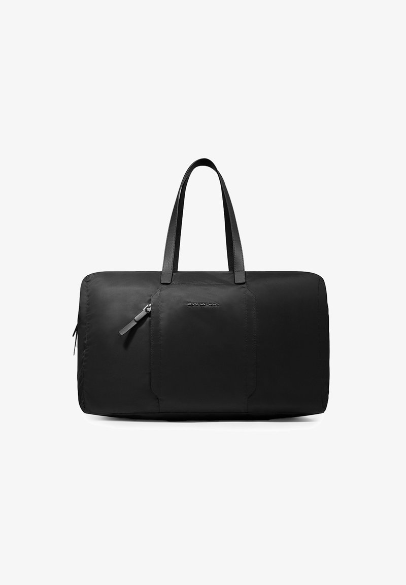 Sac de sport noir en nylon, doté de deux poignées, d'une poche extérieure zippée et d'un design minimaliste sans logos ni motifs visibles.