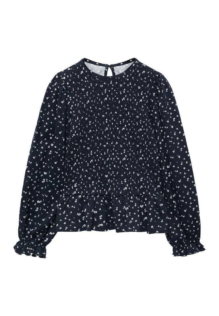 Marinblus med vitt blommönster, smockad midja och utsvängda volangärmar. Nyckelhålsstängning bak. Lättviktsmaterial.