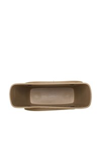 Rechthoekige opbergcontainer van een beige kunststof materiaal. Gladde textuur met afgeronde hoeken en zijgrepen voor een gemakkelijke grip.