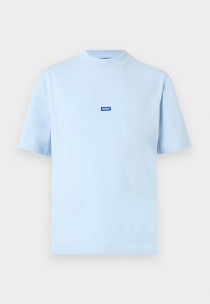 T-shirt bleu clair à manches courtes avec un petit logo rectangulaire bleu portant la mention "HUGO" centré sur la poitrine.