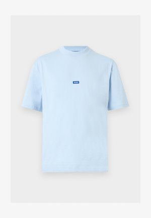 Hellblaues T-Shirt mit kurzen Ärmeln und kleinem blauem rechteckigem Logo mit der Aufschrift „HUGO“ in der Mitte der Brust.