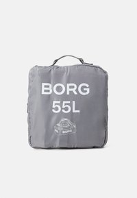 Sac de sport en nylon gris d'une capacité de 55L. Présente un marquage en texte blanc et une poignée supérieure pour un transport facile. Forme compacte et carrée.