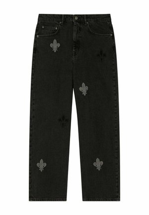 Pantalon en jean noir à coupe décontractée, décoré de multiples motifs fleur de lys dans des nuances de gris foncé et clair.