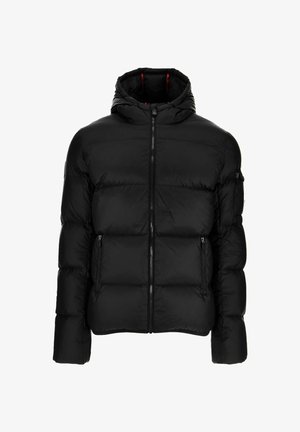 Schwarze Steppjacke mit Kapuze, Frontreißverschluss, seitlichen Reißverschlusstaschen und Reißverschlusstasche am linken Ärmel, dargestellt vor weißem Hintergrund.