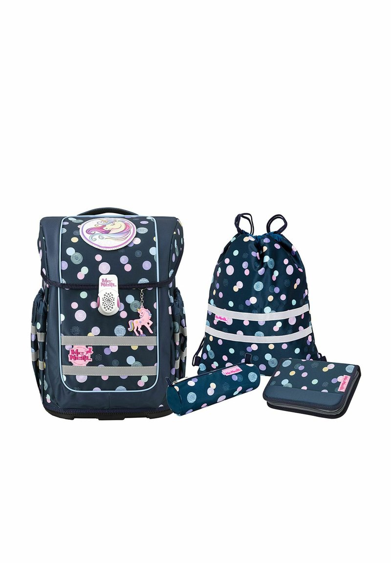 Ensemble de sacs à dos à pois bleus comprenant un sac à dos principal, un sac à cordon, une trousse et un sachet zippé. Comprend un charme de licorne et des accents réfléchissants.