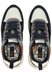 Sportovní boty s kombinací bílé síťoviny, námořnickou modrou umělou kůží, šedou semišovou kůží a hnědými akcenty. Šněrovací design s vzorovanou vnitřní stélkou.