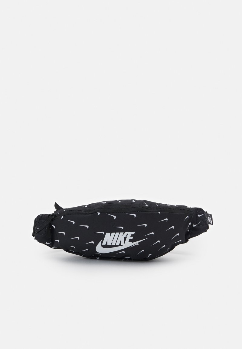 Mustekala musta vyölaukku Nike, jossa on valkoisia swoosh-logoja koko pinnalla ja suuri keskikokoinen valkoinen Nike-logo edessä.