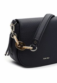 Juodos tekstūruotos odos rankinė per petį su lenkta forma. Yra dekoratyvinė grandinėlės grandis ir logotipo detalė. Sidabro spalvos metalinės detalės.