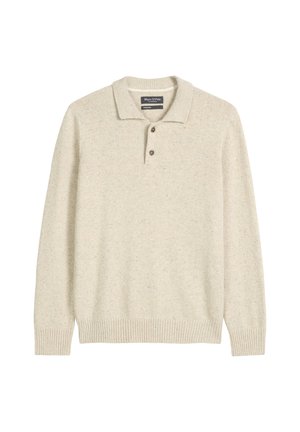 Beżowy sweter z dzianiny z ribbowanym dołem i mankietami, kołnierzykiem polo z trzema guziczkami oraz subtelną, nierównomierną fakturą na całej powierzchni.