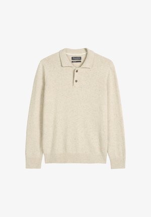 Bež pleteni pulover s rebrastim rubom i manžetama, polo ovratnikom na tri gumba i suptilnom flekavom teksturom kroz cijeli materijal.