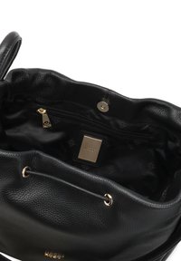 Borsa a secchiello nera in pelle con finitura testurizzata, dotata di una tasca con zip dorata e di un'etichetta quadrata dorata con logo all'interno.