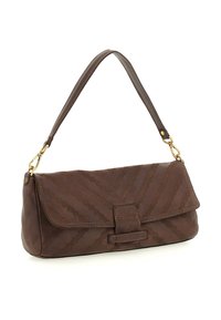 Borsa a tracolla in pelle marrone con cuciture a zigzag, chiusura a pattina e tracolla removibile con moschettoni dorati su sfondo bianco.