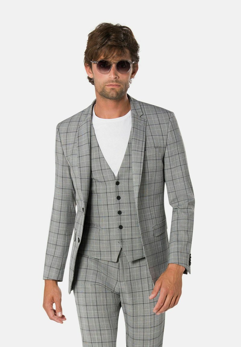 Grau kariertes dreiteiliges Anzugset aus strukturiertem Gewebe, bestehend aus einem taillierten Blazer, passender Weste und Hose mit schwarzen Knöpfen und Akzenten.